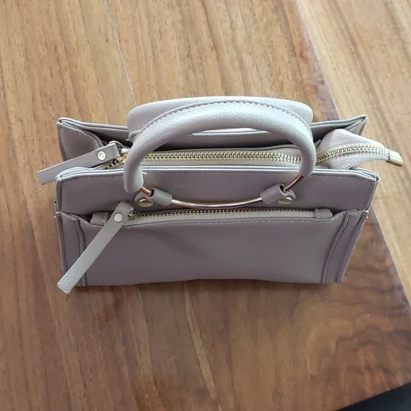 NWOT Crossbody purse with attachable strap - Picture 3 of 9